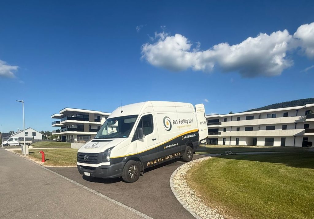 Entretien espace vert - équipes de RLS Facility en intervention